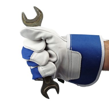 elini tutan somun anahtarı