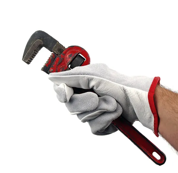 Mãos de trabalho com chave de tubo — Fotografia de Stock
