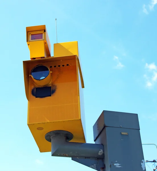 高速摄像机和蓝天的绿色交通灯 — 图库照片