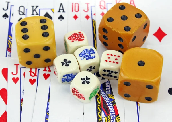 Speelkaarten met dobbelstenen — Stockfoto