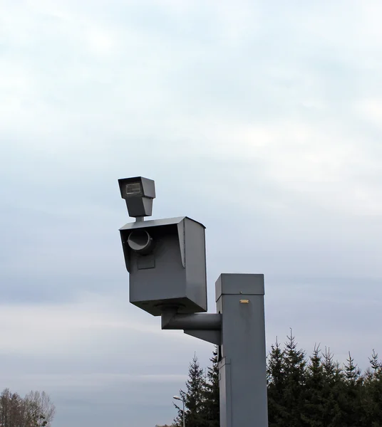 Uma câmera de monitoramento de velocidade de tráfego, contra um céu azul brilhante . — Fotografia de Stock