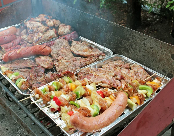 Pieczenia Szisz kebab i kiełbasy. z grilla — Zdjęcie stockowe