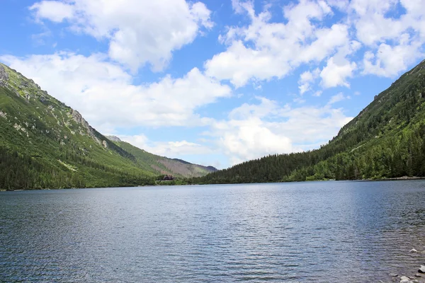 Mountain lake morskie oko in tatra gebergte in Polen — Stockfoto