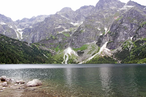 Lago de montaña Morskie oko en las montañas de Tatra en Polonia —  Fotos de Stock