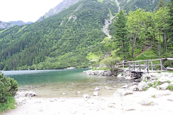 Lago de montaña Morskie oko en las montañas de Tatra en Polonia — Foto de Stock