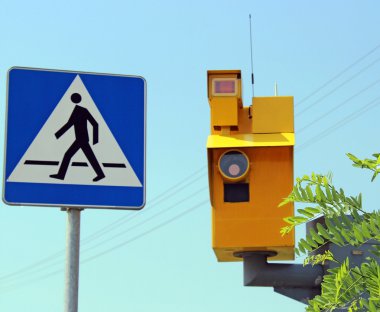 hız kamerası ve mavi gökyüzü karşı yeşil trafik ışığı