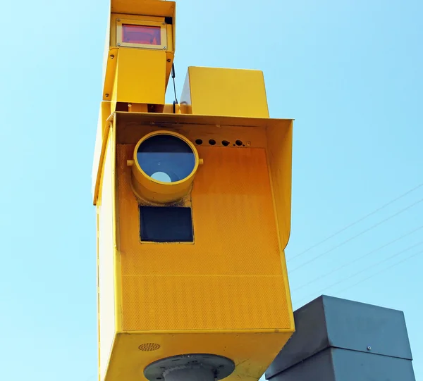 Fotoradarów i sygnalizacji świetlnej na zielony przeciw błękitne niebo — Zdjęcie stockowe