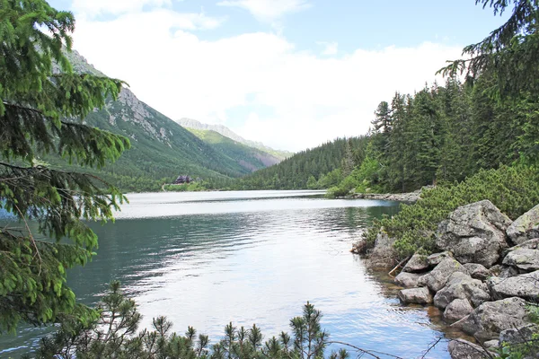 Lago de montaña Morskie oko en las montañas de Tatra en Polonia — Foto de Stock