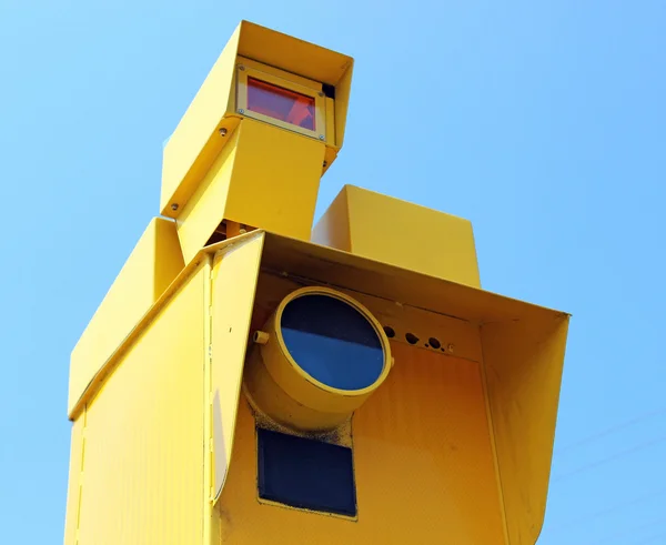 Fotoradarów i sygnalizacji świetlnej na zielony przeciw błękitne niebo — Zdjęcie stockowe