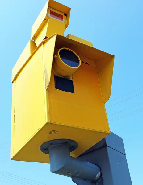 Câmera de velocidade e semáforo no verde contra um céu azul — Fotografia de Stock