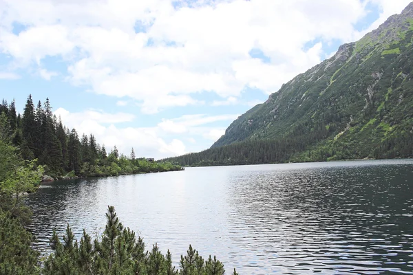 Mountain lake morskie oko in tatra gebergte in Polen — Stockfoto