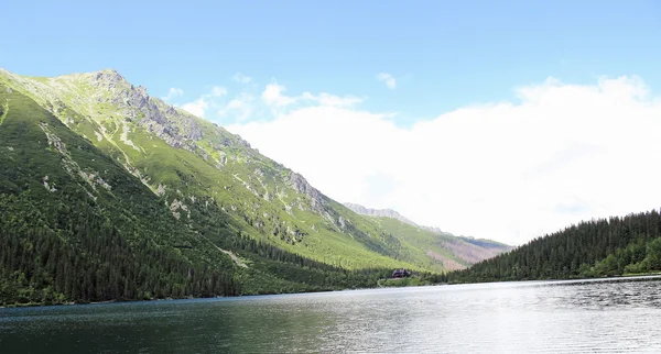 Mountain lake morskie oko in tatra gebergte in Polen — Stockfoto