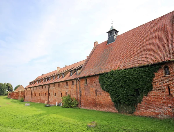 Torres de un famoso castillo medieval en Malbork, Polonia — Foto de Stock