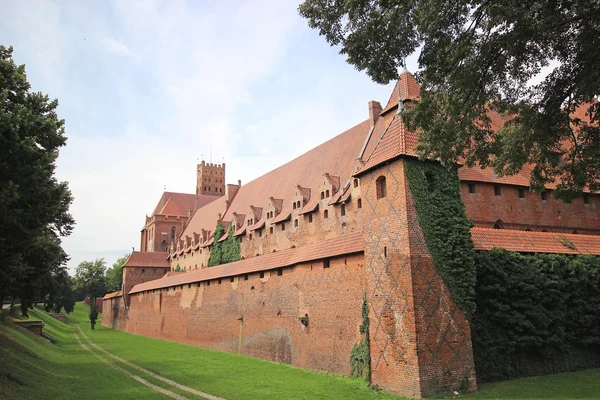 Башни знаменитого средневекового замка в Мальборке, Польша — стоковое фото