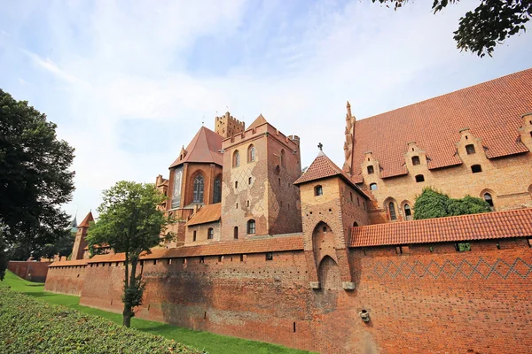 Torres de un famoso castillo medieval en Malbork, Polonia — Foto de Stock