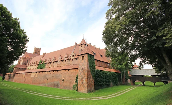 Torres de un famoso castillo medieval en Malbork, Polonia — Foto de Stock