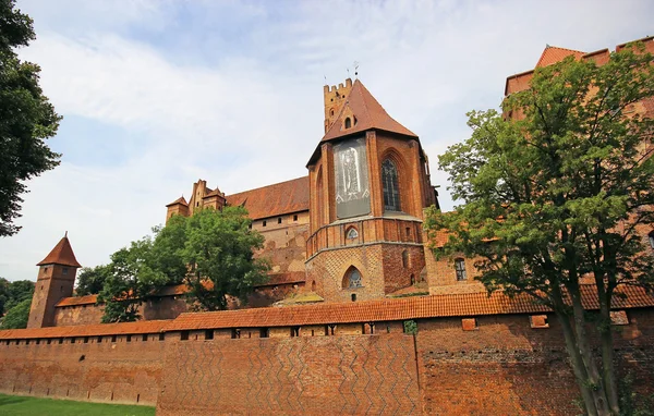 Kule ünlü bir ortaçağ kalesi içinde malbork, Polonya — Stok fotoğraf