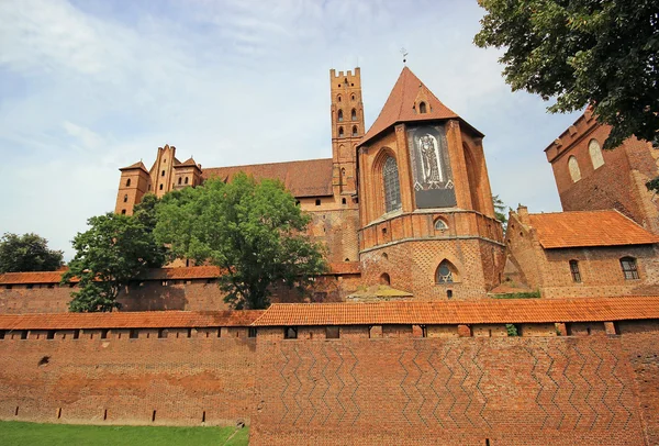 Torres de un famoso castillo medieval en Malbork, Polonia — Foto de Stock