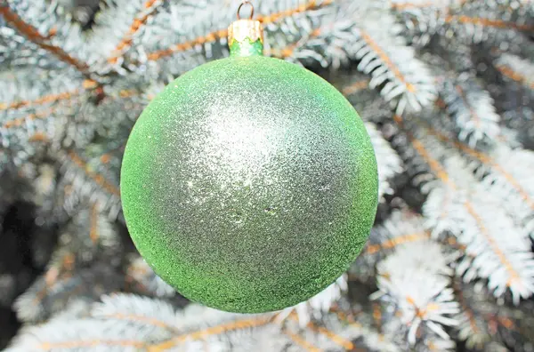 Kerst ornament op de kerstboom — Stockfoto
