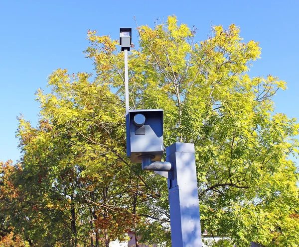 Cámara de monitoreo de velocidad de tráfico, contra un cielo azul brillante — Foto de Stock