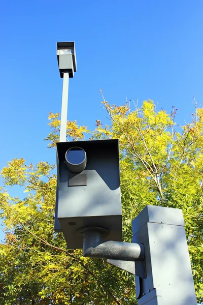 Câmera de monitoramento de velocidade de tráfego, contra um céu azul brilhante — Fotografia de Stock