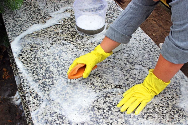 Washing the monuments of the dead on All Saints' Day — Stock Photo, Image