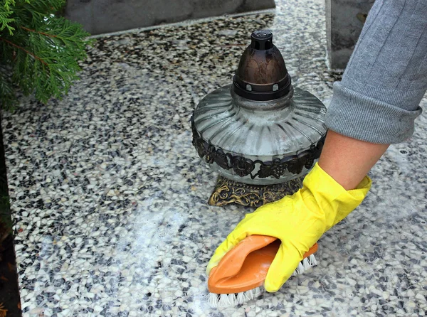 Washing the monuments of the dead on All Saints' Day — Stock Photo, Image