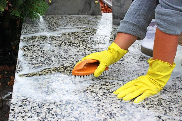 Washing the monuments of the dead on All Saints' Day — Stock Photo, Image