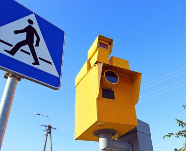 trafik hız fotoğraf makinesi, parlak mavi gökyüzü karşı izleme