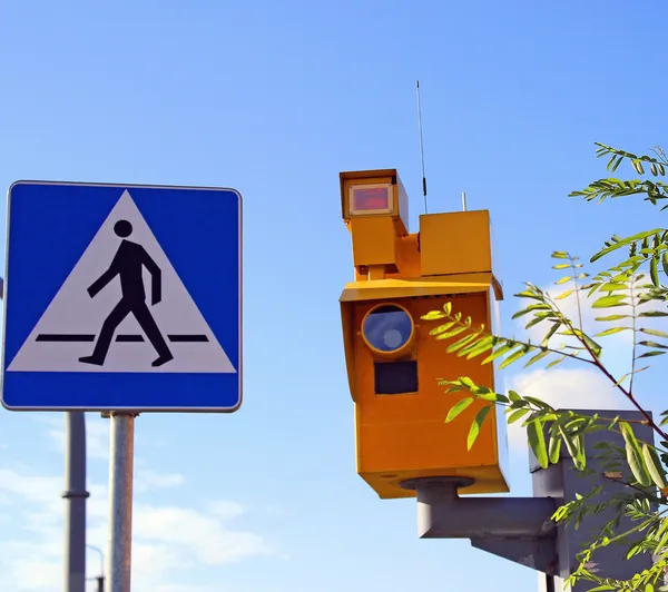 Traffic speed monitoring camera, against a bright blue sky — Stock Photo, Image