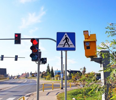 trafik hız fotoğraf makinesi, parlak mavi gökyüzü karşı izleme
