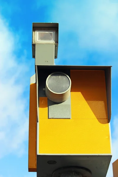 Câmera de monitoramento de velocidade de tráfego, contra um céu azul brilhante — Fotografia de Stock