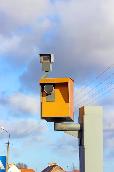 監視カメラ、明るい青空のトラフィックの速度 — ストック写真