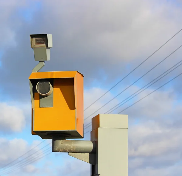 Cámara de monitoreo de velocidad de tráfico, contra un cielo azul brillante —  Fotos de Stock