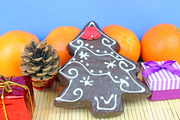 Weihnachtsschmuck und Orangen — Stockfoto