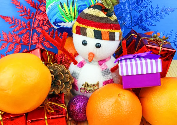 Weihnachtsschmuck und Orangen — Stockfoto