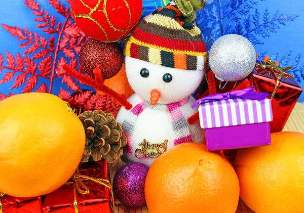 Ornamenti natalizi e arance — Foto Stock