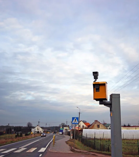 De camera een snelheid van het verkeer op de blauwe hemelachtergrond — Stockfoto