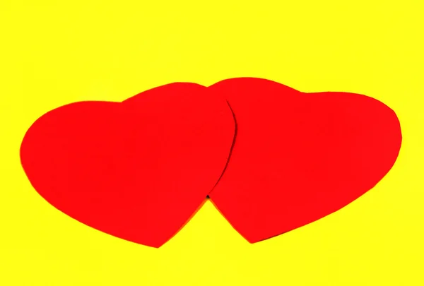 Rött hjärta på gul bakgrund — Stockfoto