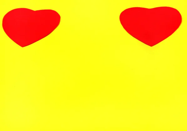 Coeur rouge sur fond jaune — Photo