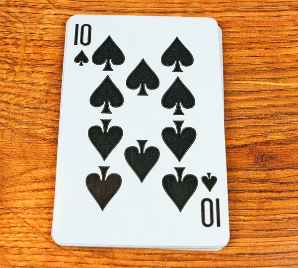 Jugar a las cartas en un tablero —  Fotos de Stock