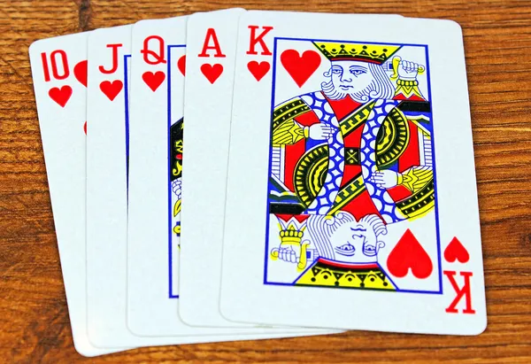 Spielkarten auf einem Brett — Stockfoto