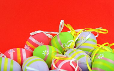 Kırmızı arka planda paskalya yumurtaları