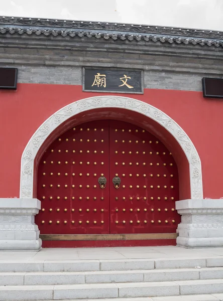 Η παραδοσιακή κινεζική ξύλινες πόρτες — Φωτογραφία Αρχείου