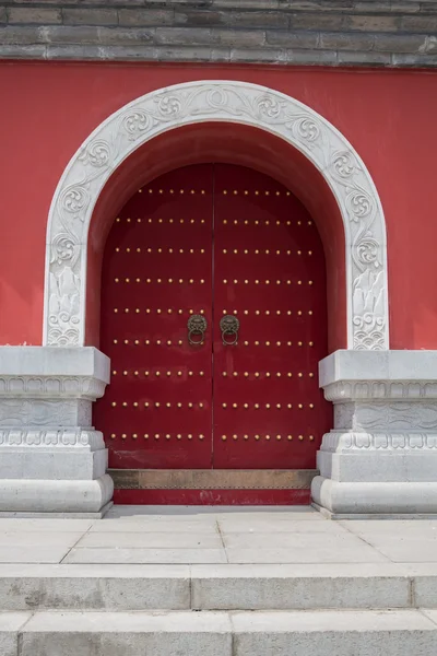 As portas de madeira chinesas tradicionais — Fotografia de Stock