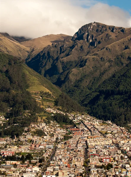 丘陵地帯、アンデス山脈、quito、エクアドルのキト拡張 — ストック写真