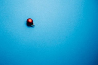 mavi zemin üzerine kırmızı Noel top