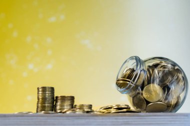 Tahta masadaki bozuk paralar.