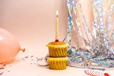 Doğum günü konsepti, pembe arka planda mumlu kek.