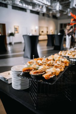 Abur cuburlar siyah bir masada, büfede